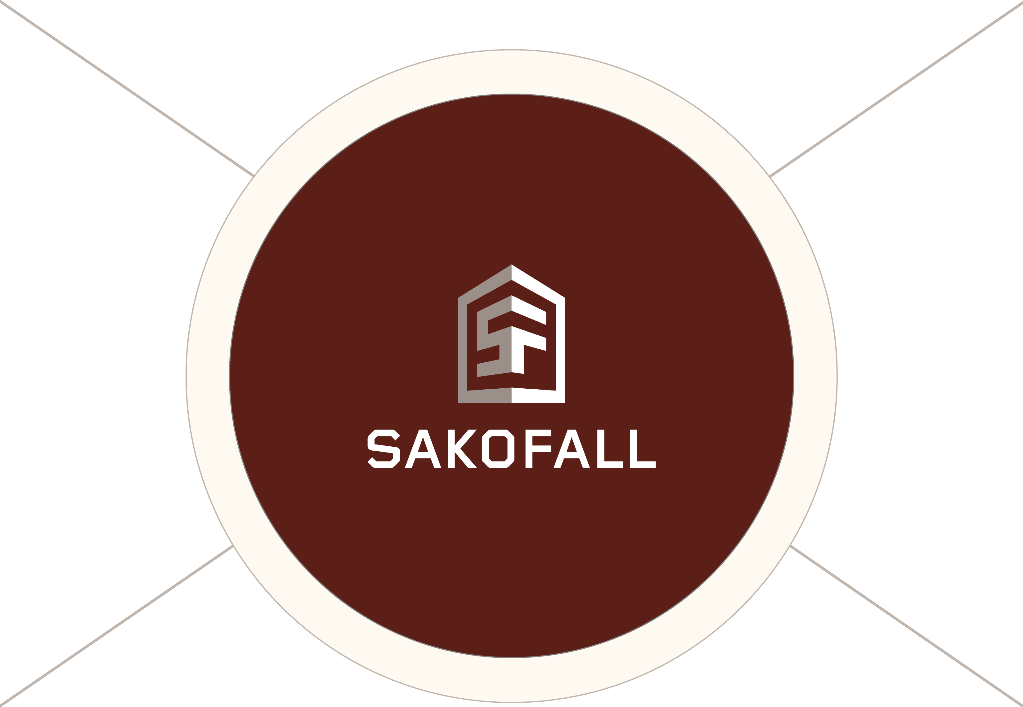 Sakofalls logotyp i vitt på en vinröd cirkulär bakgrund.